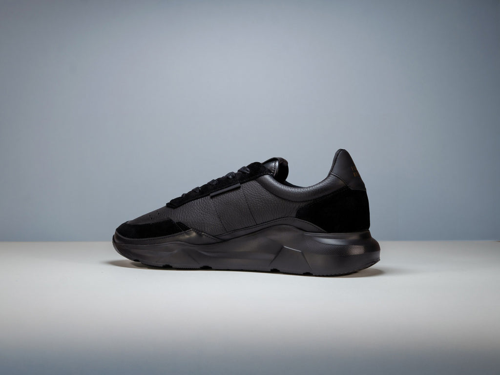 E980 Blackout Lux Runner