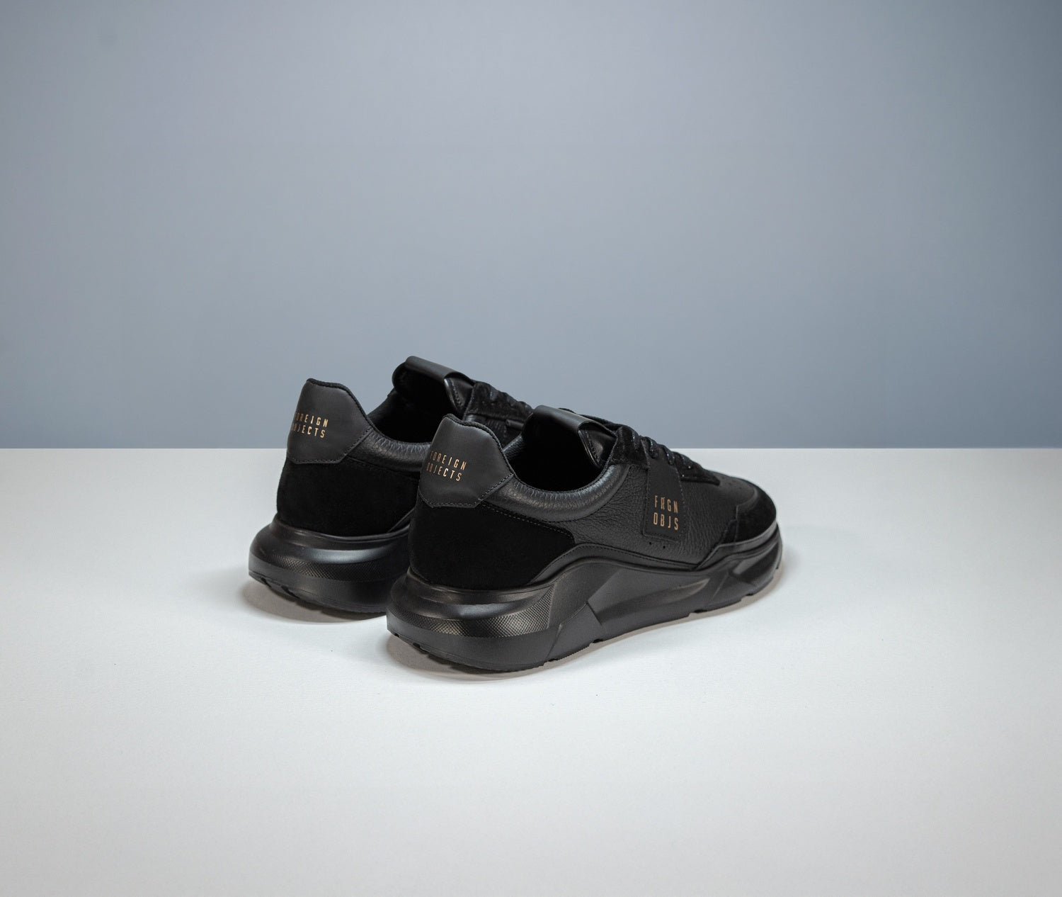 E980 Blackout Lux Runner