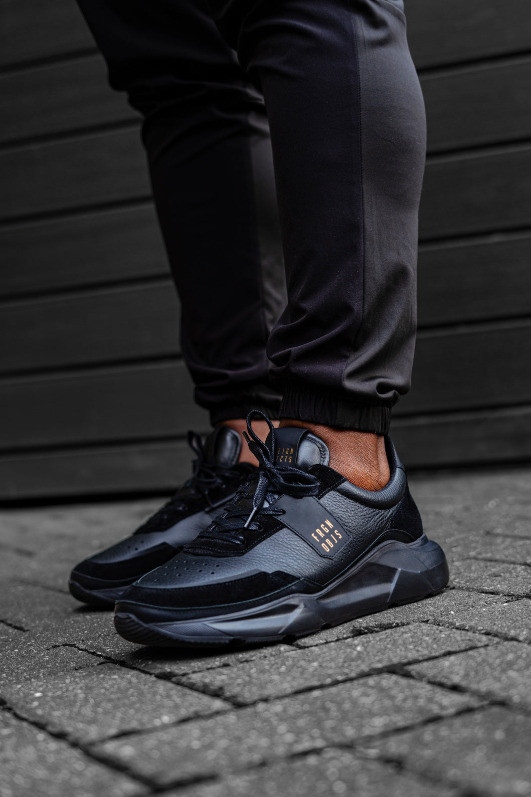 E980 Blackout Lux Runner